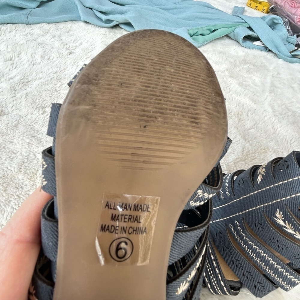 City classified. Sandals. Heels. Back zipper. Size 6. - Picture 5 of 8